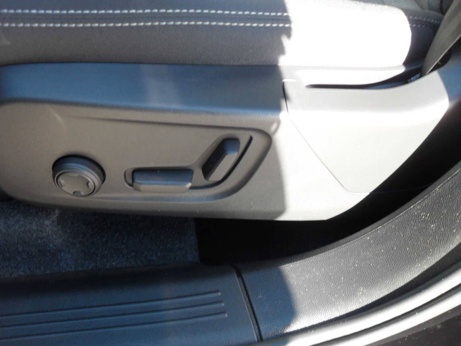 Fahrzeugabbildung Volvo XC 40 B3 Plus Black Edition | 360° | Panor.