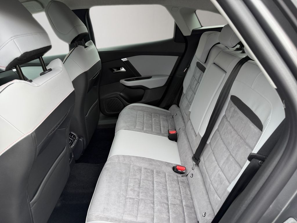 Fahrzeugabbildung Citroën C4 Hybrid 145 MAX + Winter Paket