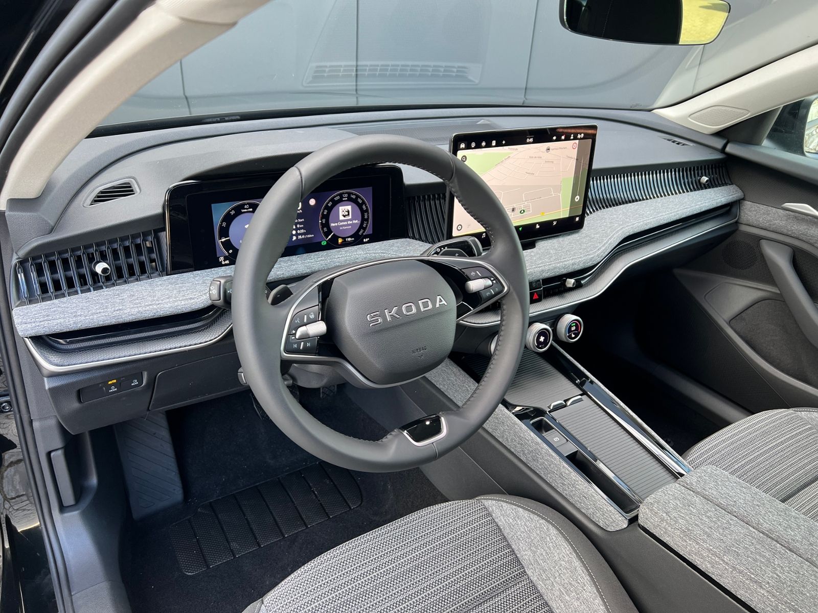 Fahrzeugabbildung SKODA Superb Combi Selection 2.0 TDI DSG *AHK, Navi, 1