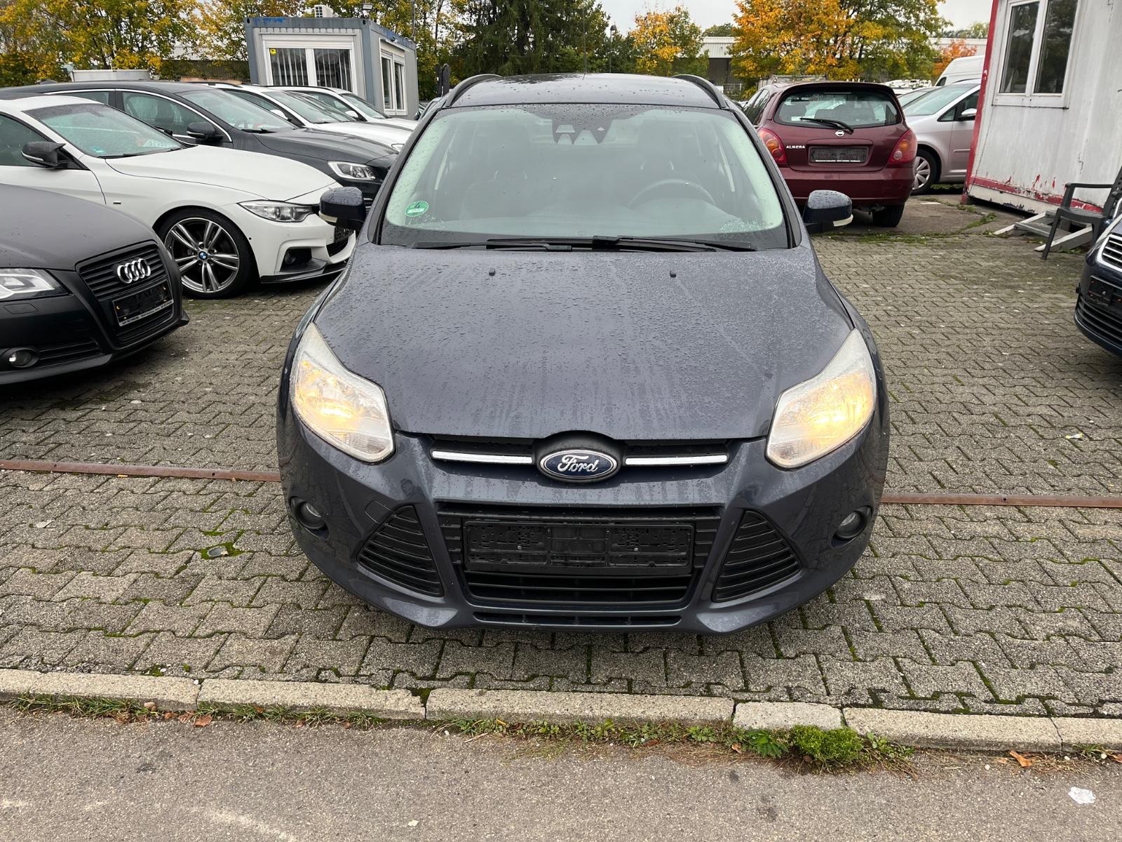 Ford Focus 2011 — rear view