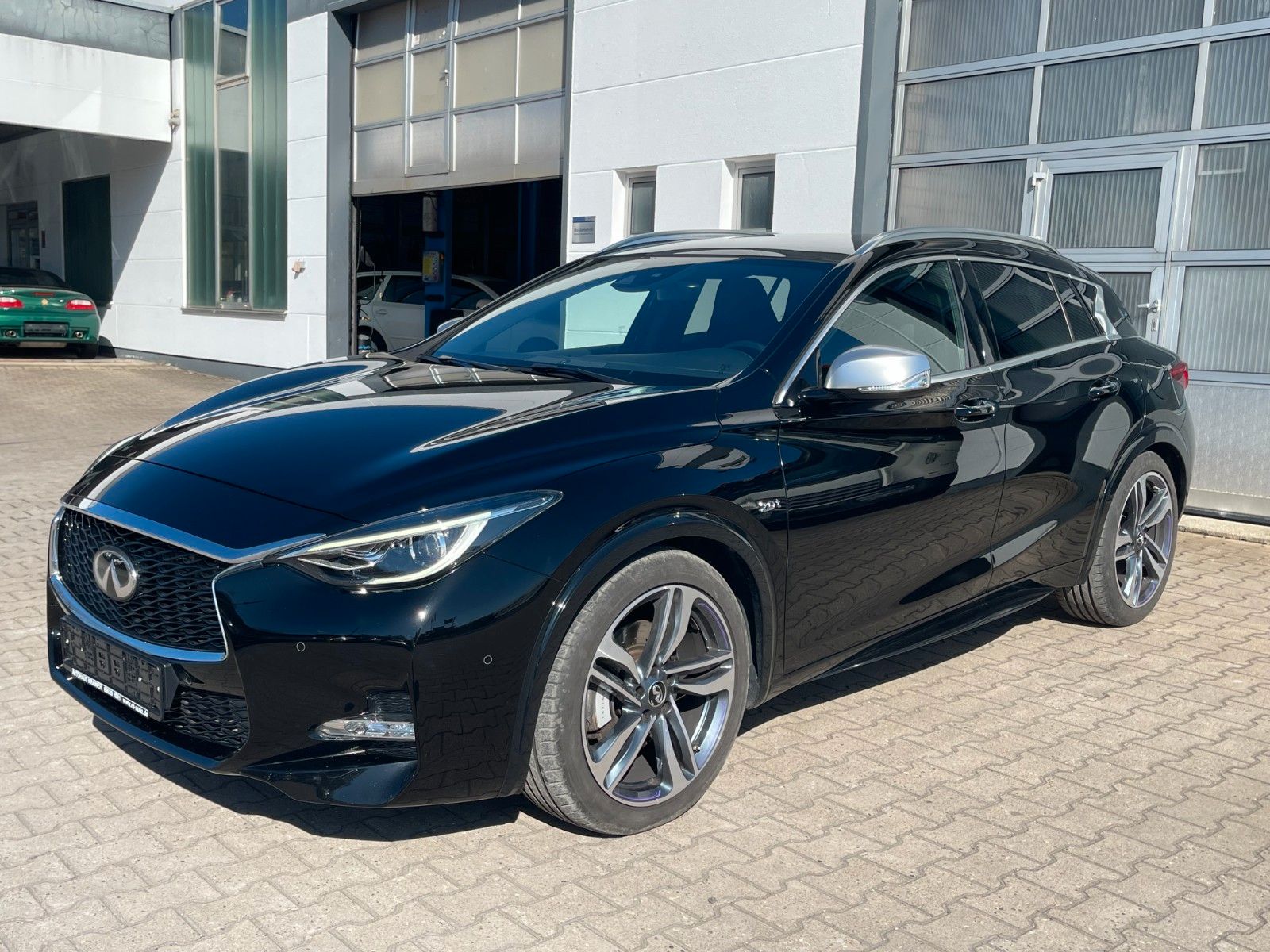 INFINITI Q30