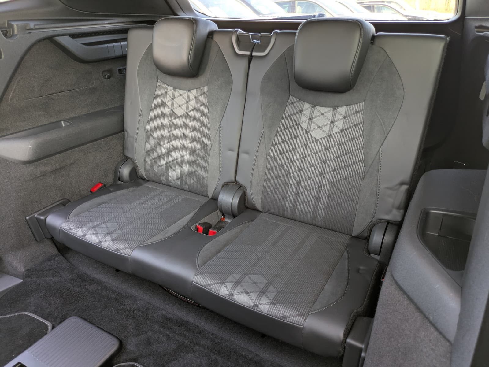 Fahrzeugabbildung Volkswagen Tayron 2.0 TDI 4M R-Line 7S*IQ-L.*PANO*HUD*AHK