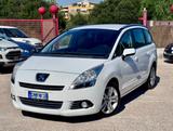 Peugeot 5008 1.6 HDi 115CV Allure - Peugeot 5008 mit Diesel-Antrieb: Kleinbus, 1.6