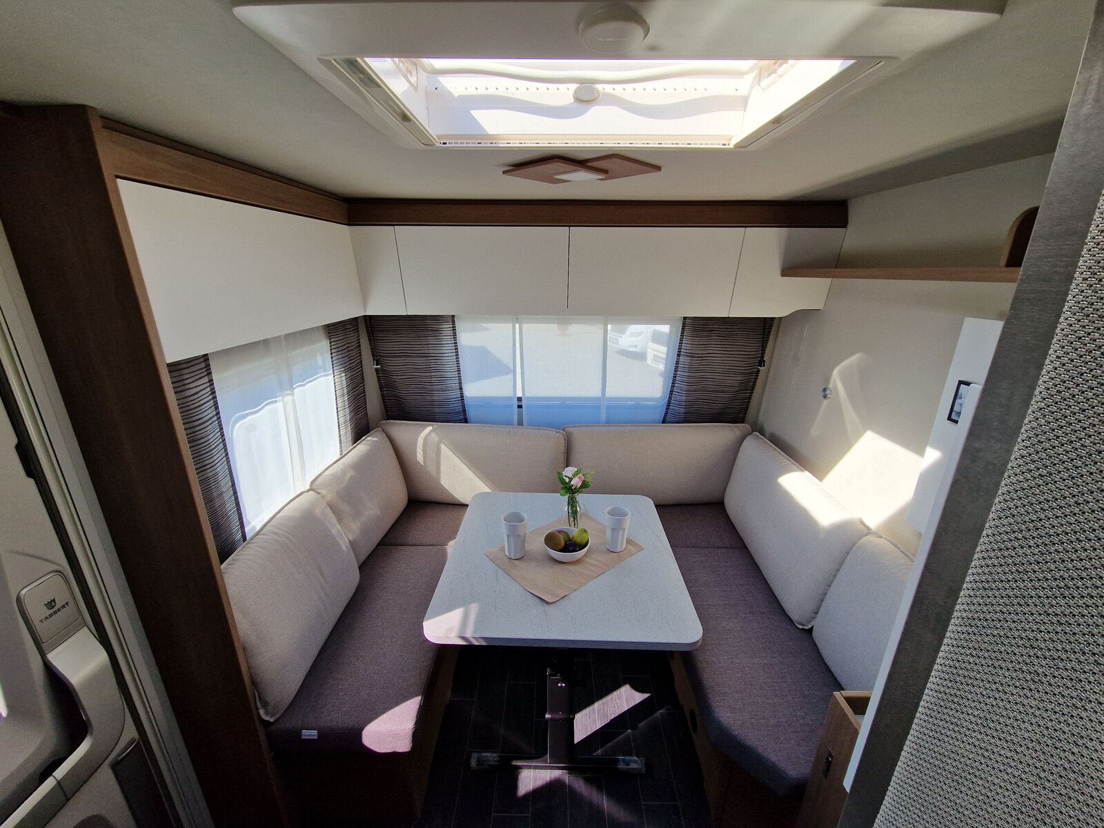 Fahrzeugabbildung Tabbert Senara 550E 2.3 2.000kg, Safety-Pack, Glattbl.