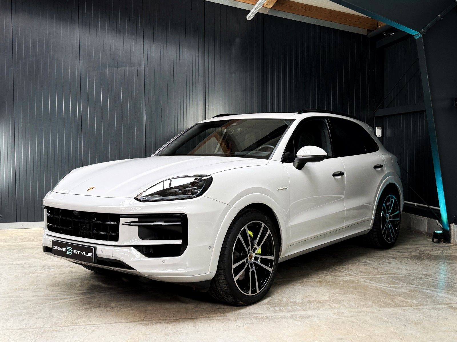 Fahrzeugabbildung Porsche Cayenne E-Hybrid + Vollaust. + Approved +Panoram