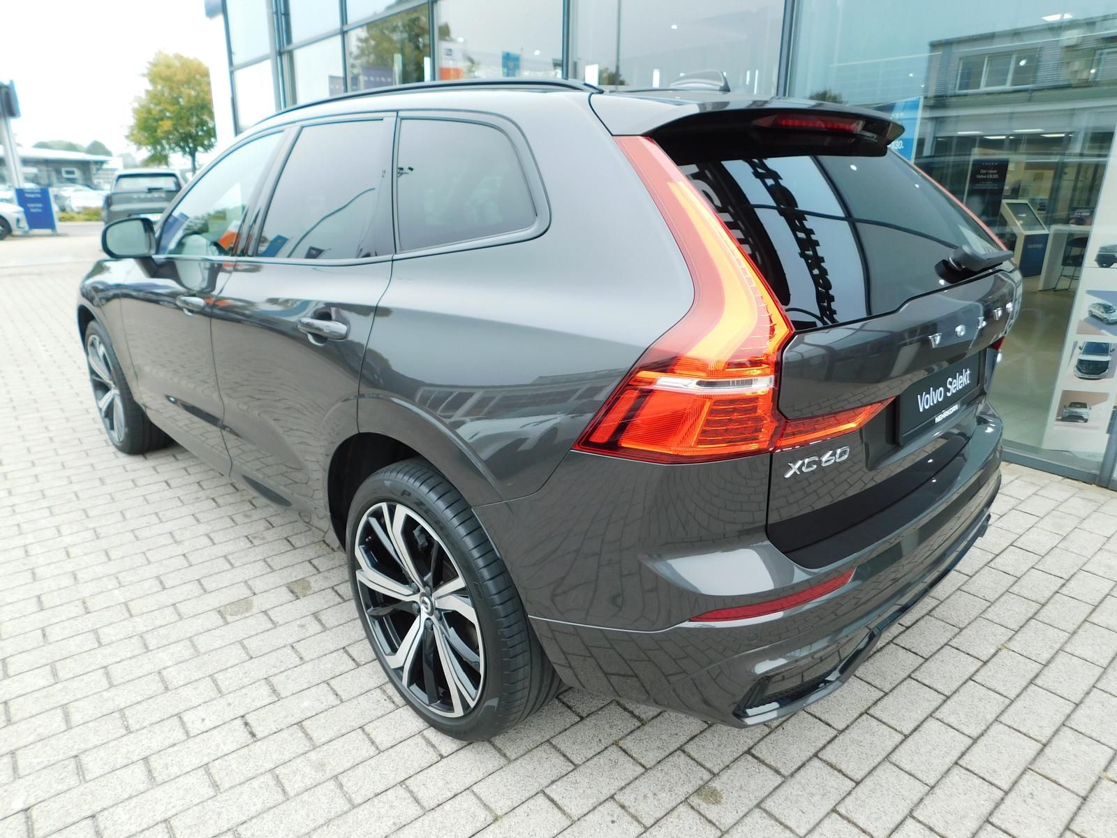 Fahrzeugabbildung Volvo XC60 B4D AWD Plus Dark "Panoramadach"