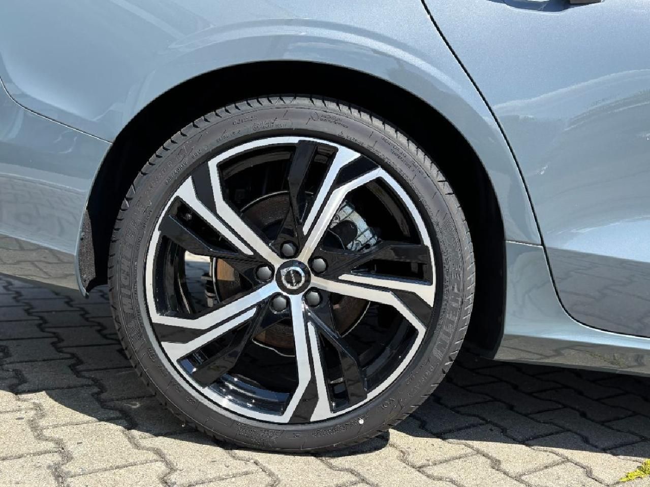 Fahrzeugabbildung Volvo V60 Kombi Plus Dark  LED DAB WiPa Harman Kardon
