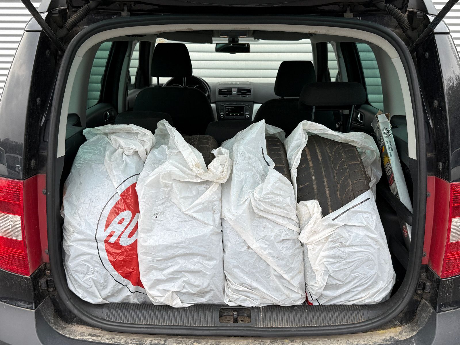 Fahrzeugabbildung SKODA Yeti Ambition Plus Edition AHK SHZ PDC GRA Klima