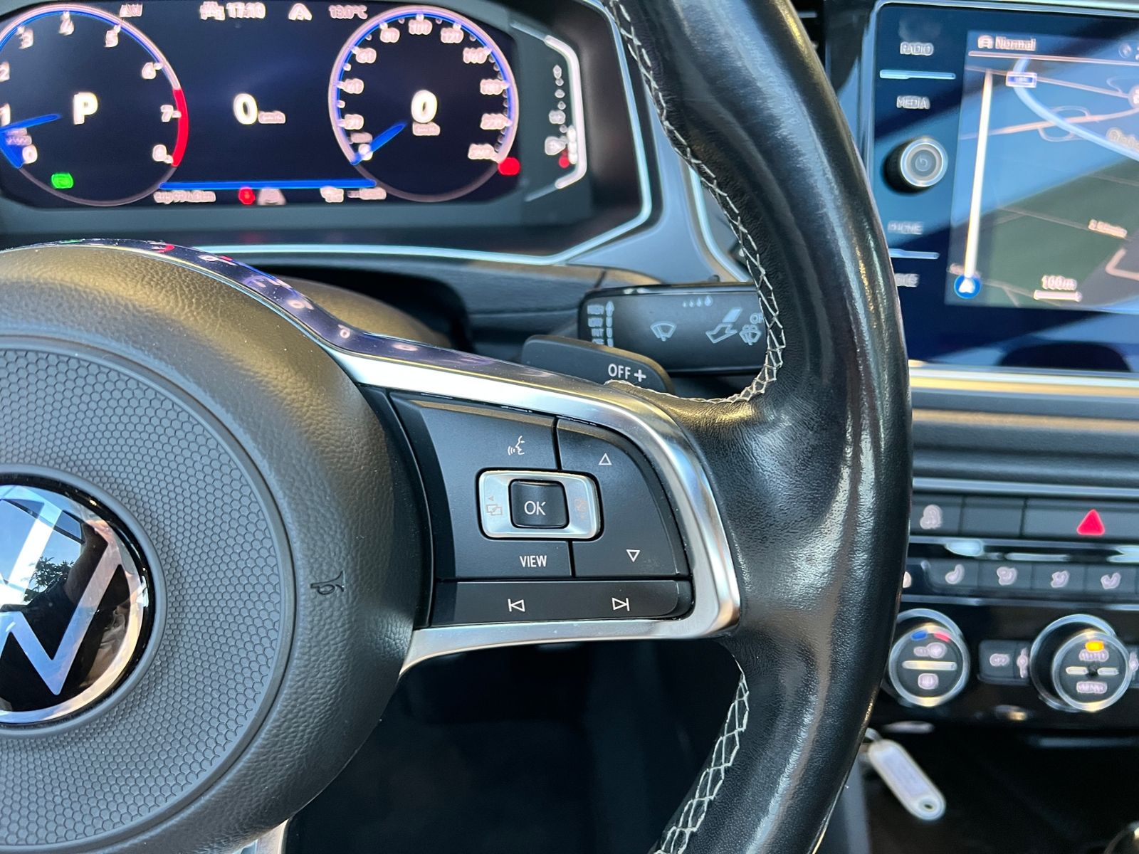 Fahrzeugabbildung Volkswagen T-Roc Cabrio R-Line Black AHK BEATS NAVI SHZ