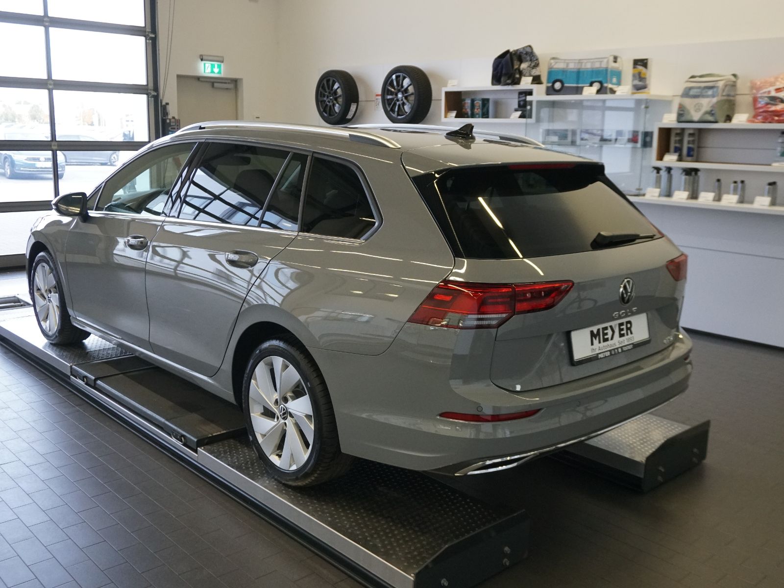 Fahrzeugabbildung Volkswagen Golf VIII Variant Style 1.5 eTSI DSG *AHK, LED,