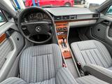 Mercedes-Benz 300 H-Kennzeichen - Mercedes-Benz 300 mit Benzin-Antrieb: Schiebedach