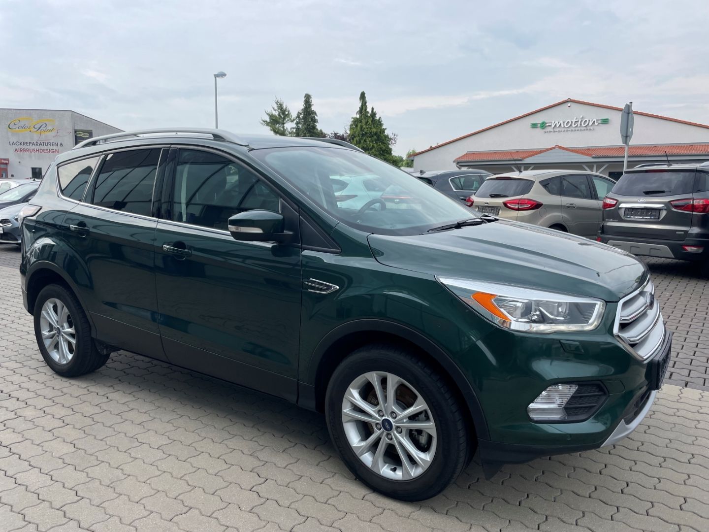 Fahrzeugabbildung Ford Kuga Titanium AHK Navi Tempomat PDC SHZ heizbWSS
