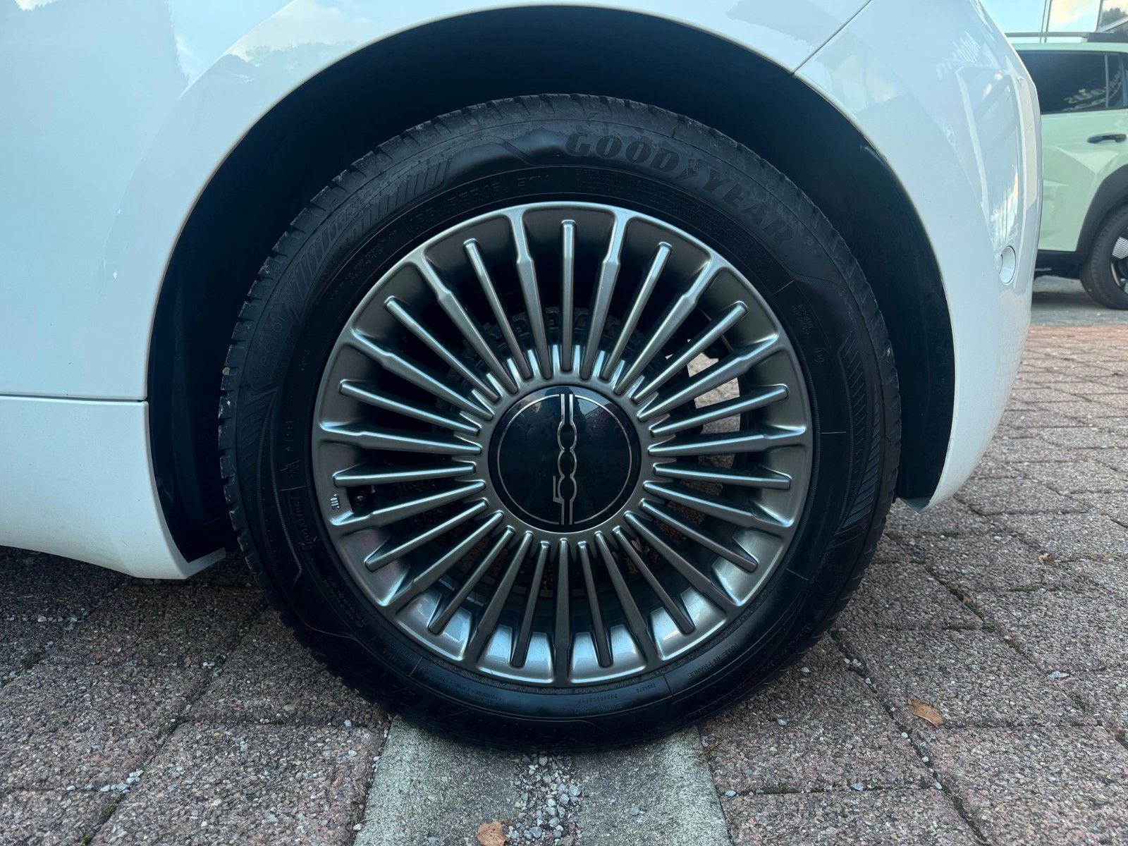 Fahrzeugabbildung Fiat 500e 3+1 Icon Navi Sitzheizung Kamera Tempomat