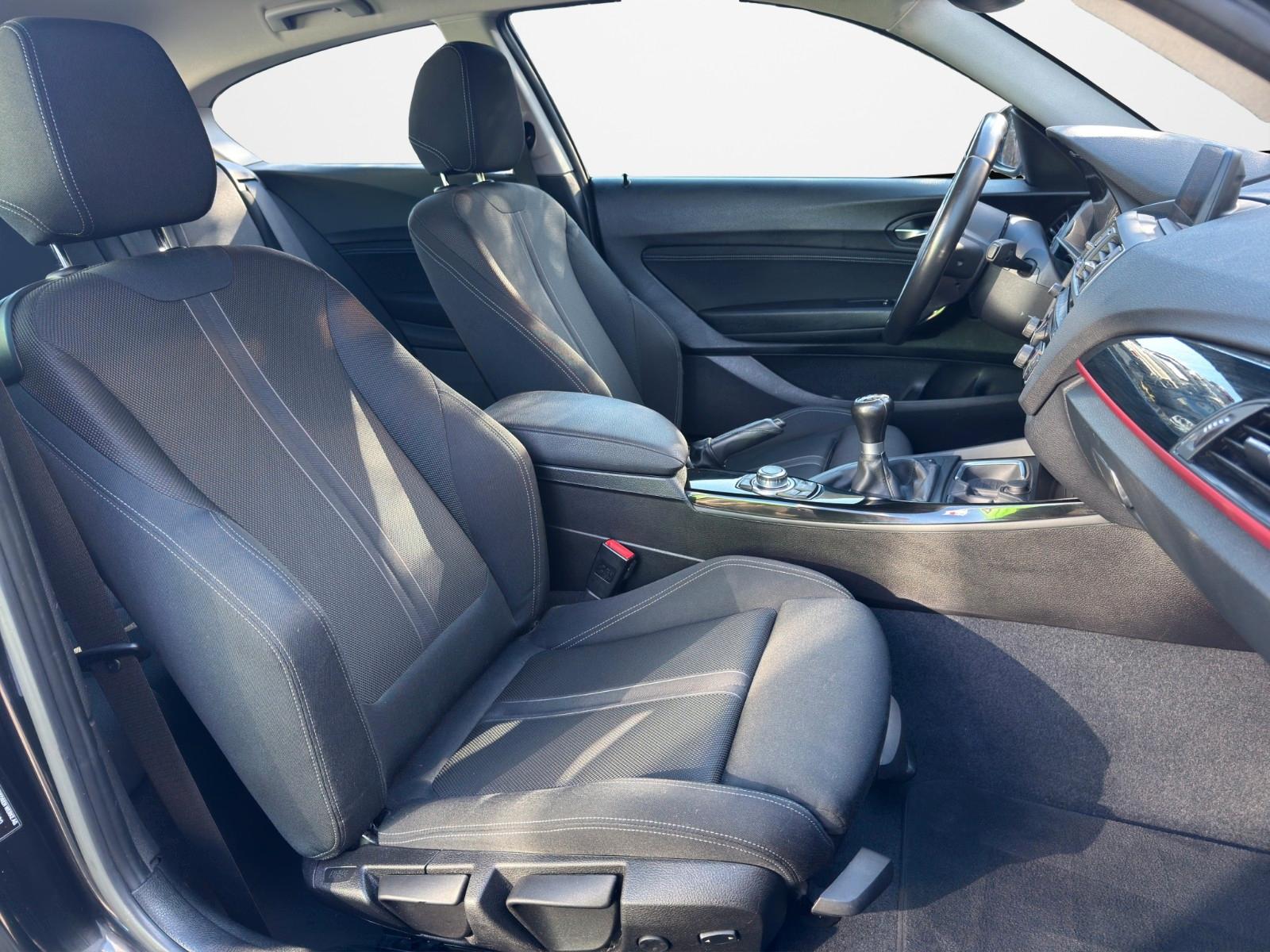 BMW 120i*Sport Line* TEMPOMAT*LED*NAVI*PDC*
