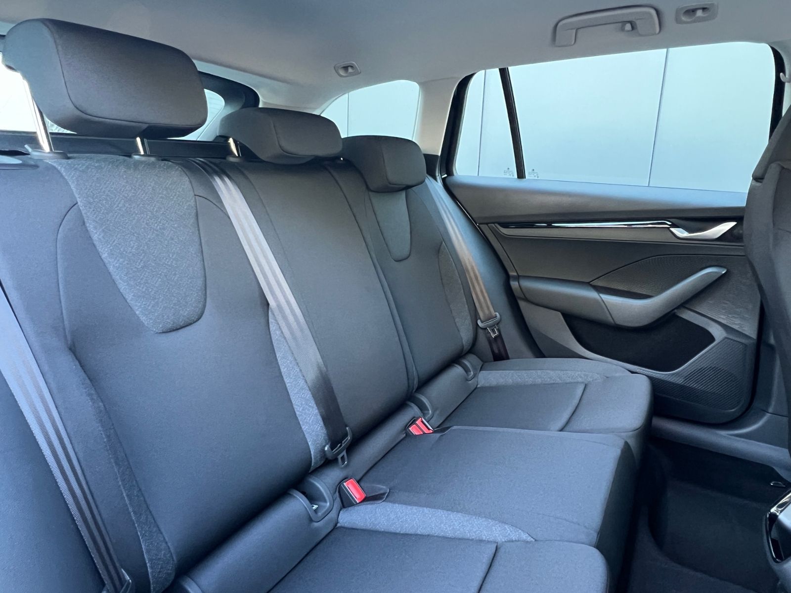 Fahrzeugabbildung SKODA Octavia Combi Essence 2.0 TDI *AHK, LED, SmartLi