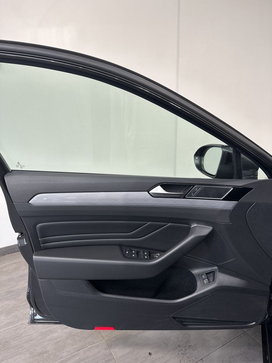 Fahrzeugabbildung Volkswagen Passat Variant GTE+NAV+LED+ACC+PANO+HUD+VCOCKPIT