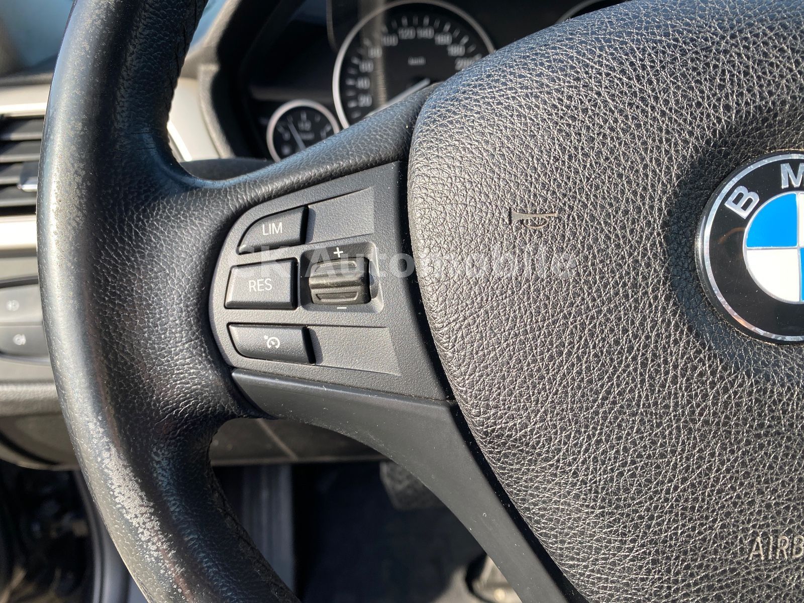 Fahrzeugabbildung BMW 320d Touring Automatik/Klima/Navi/Tempomat/PDC