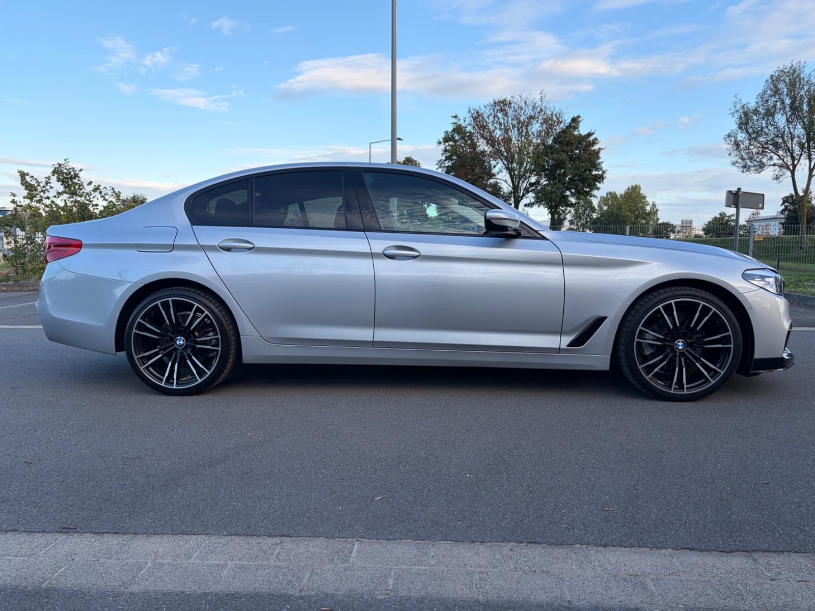 BMW 520 i M SPORT LINE LIMOSINE*NAVI*LED*20 ZOLL*
