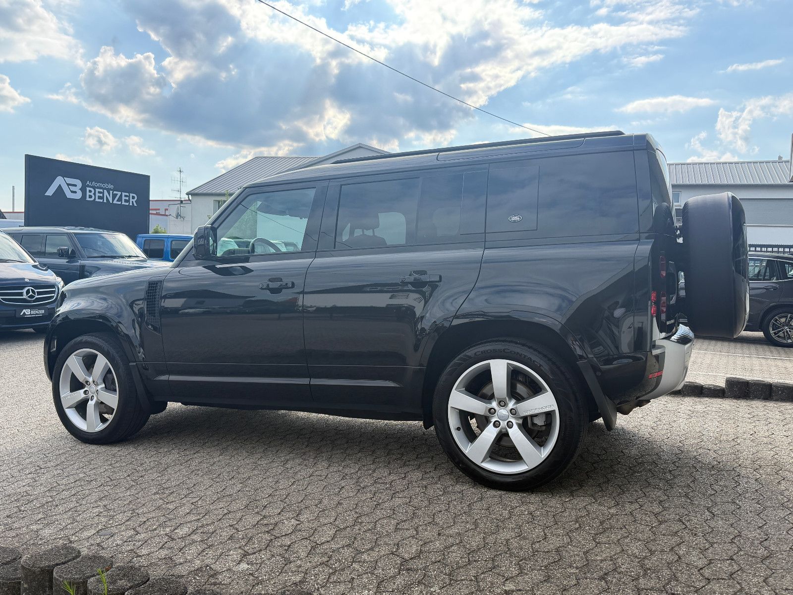 Fahrzeugabbildung Land Rover Defender 110 XS Edition/PANO/AHK/MERIDIAN/3D-KAM