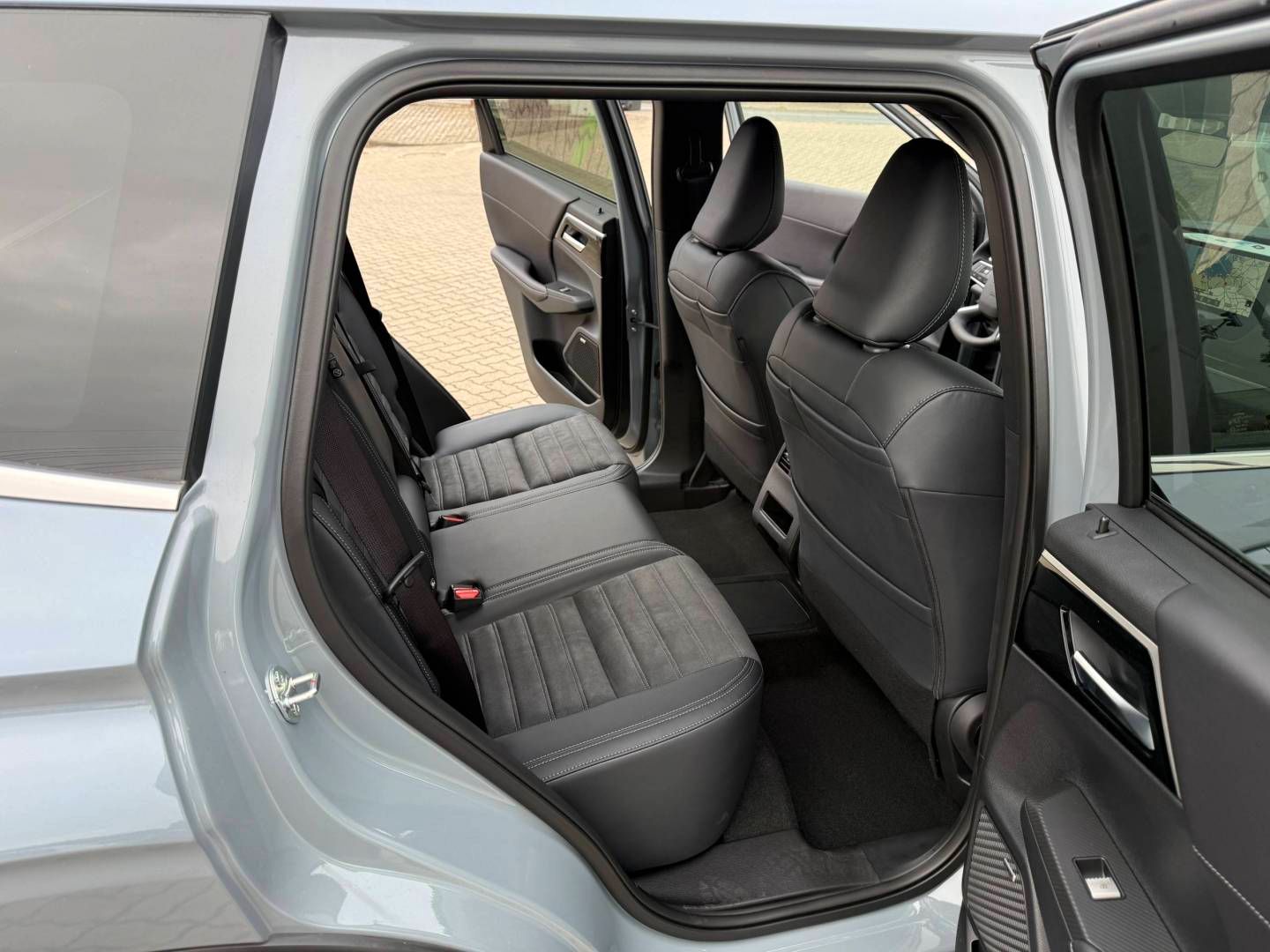 Fahrzeugabbildung Mitsubishi Outlander Plug-in Hybrid Select 2.4