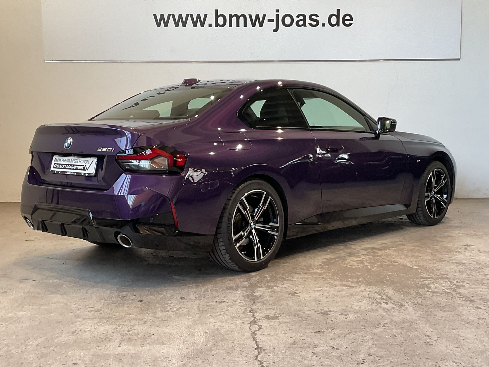 Fahrzeugabbildung BMW 220i | M Sportpaket | M Sportfahrwerk | 18" LMR