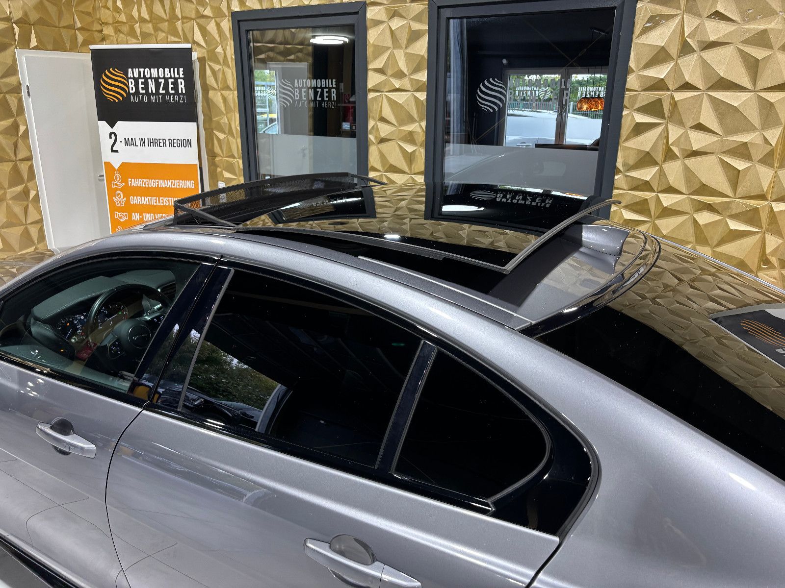 Fahrzeugabbildung Jaguar XE R-Dynamic Black/360''KAM/PANO/EXCLUSIV/MERIDI