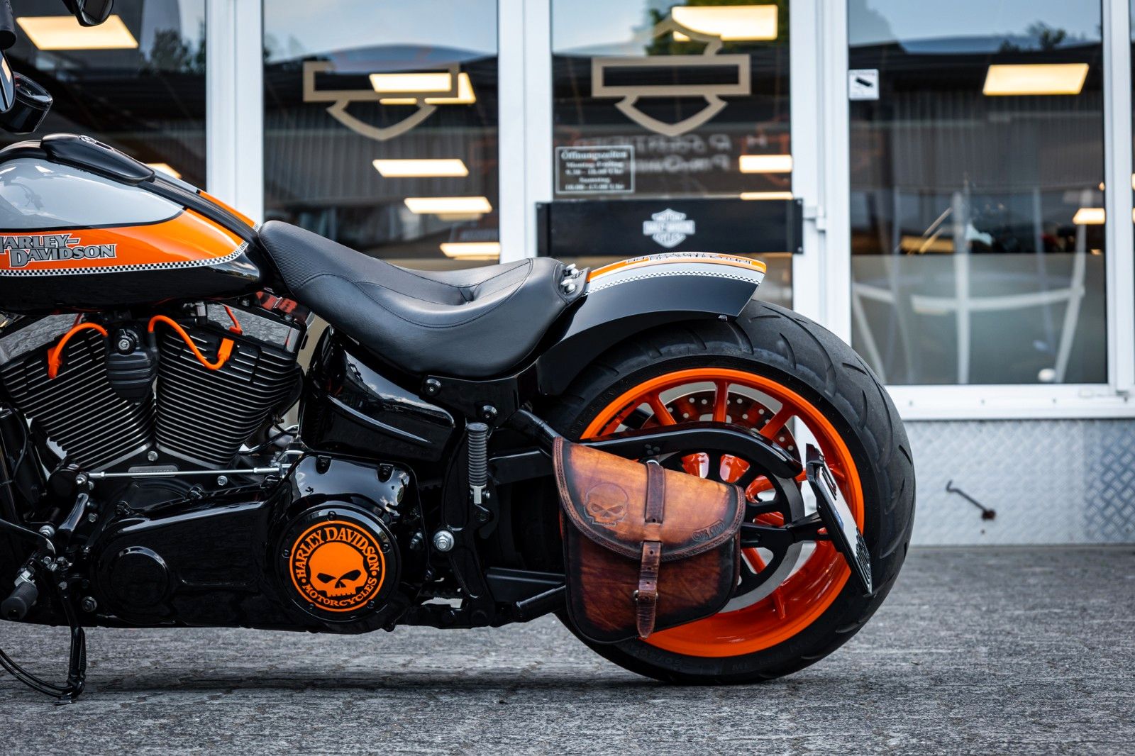 Fahrzeugabbildung Harley-Davidson FXSB Breakout 103 - Kesstech/Airride/Heckumbau -
