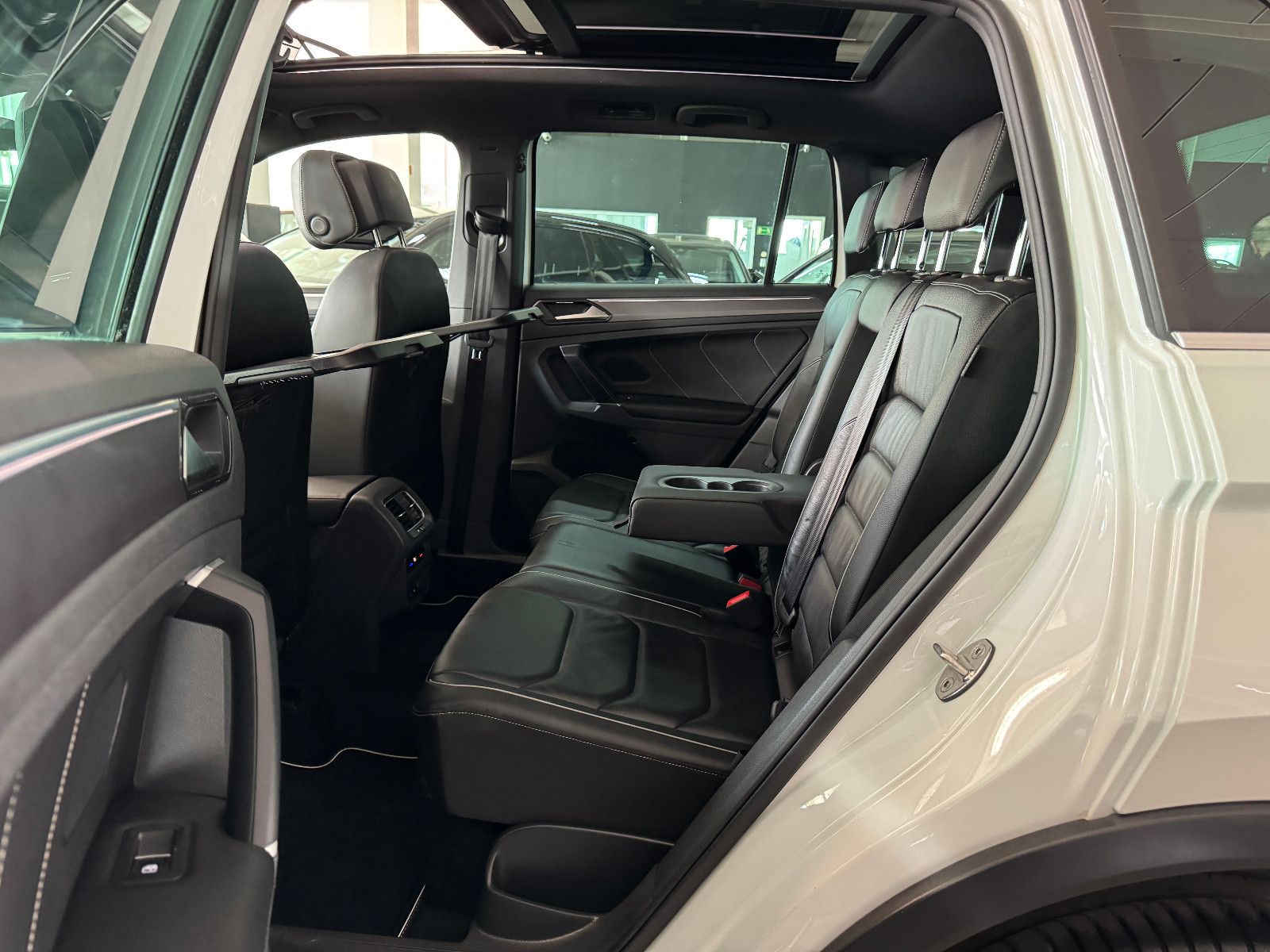 Fahrzeugabbildung Volkswagen Tiguan DSG 4MO 3X R-LINE PANO MEMORY BLACK STYLE