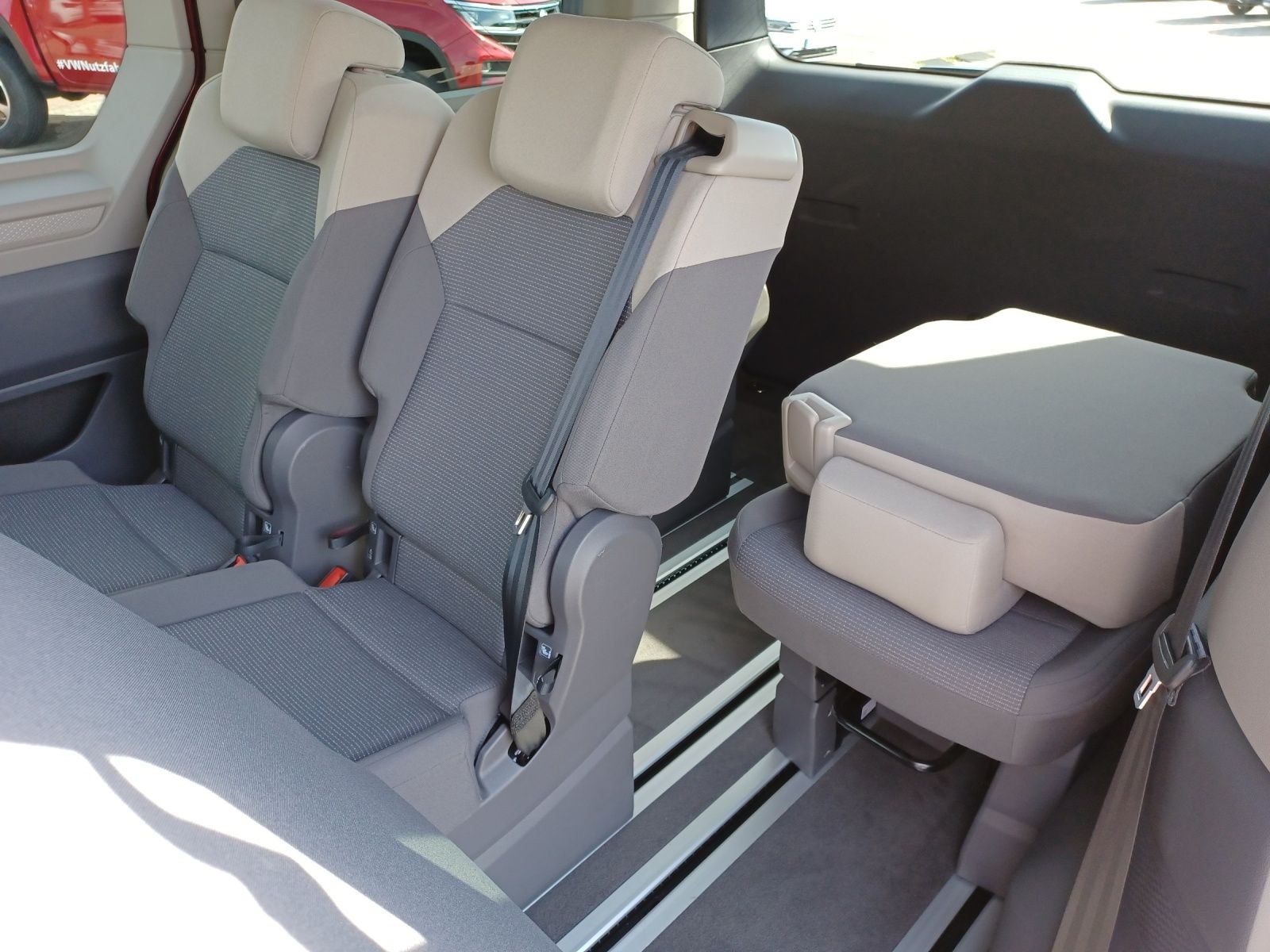 Fahrzeugabbildung Volkswagen T7 Multivan TDI DSG LED Navi AID RFK SH LM
