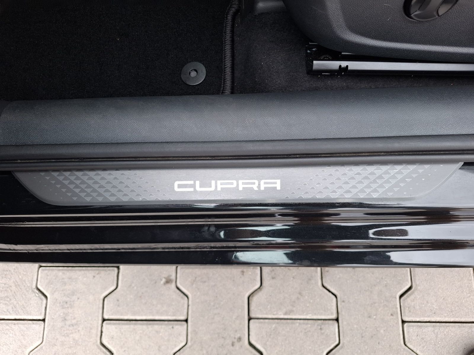 Fahrzeugabbildung CUPRA Leon 1.5 eTSI DSG AHK*DYNAMICA*EDGE*LED*5JGARAN.
