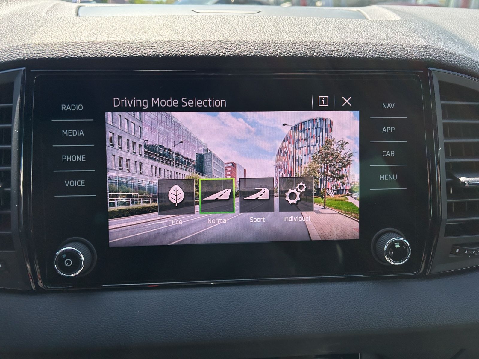 Fahrzeugabbildung SKODA Karoq Sportline LED Navi GRA 4xSHZ SmartLink