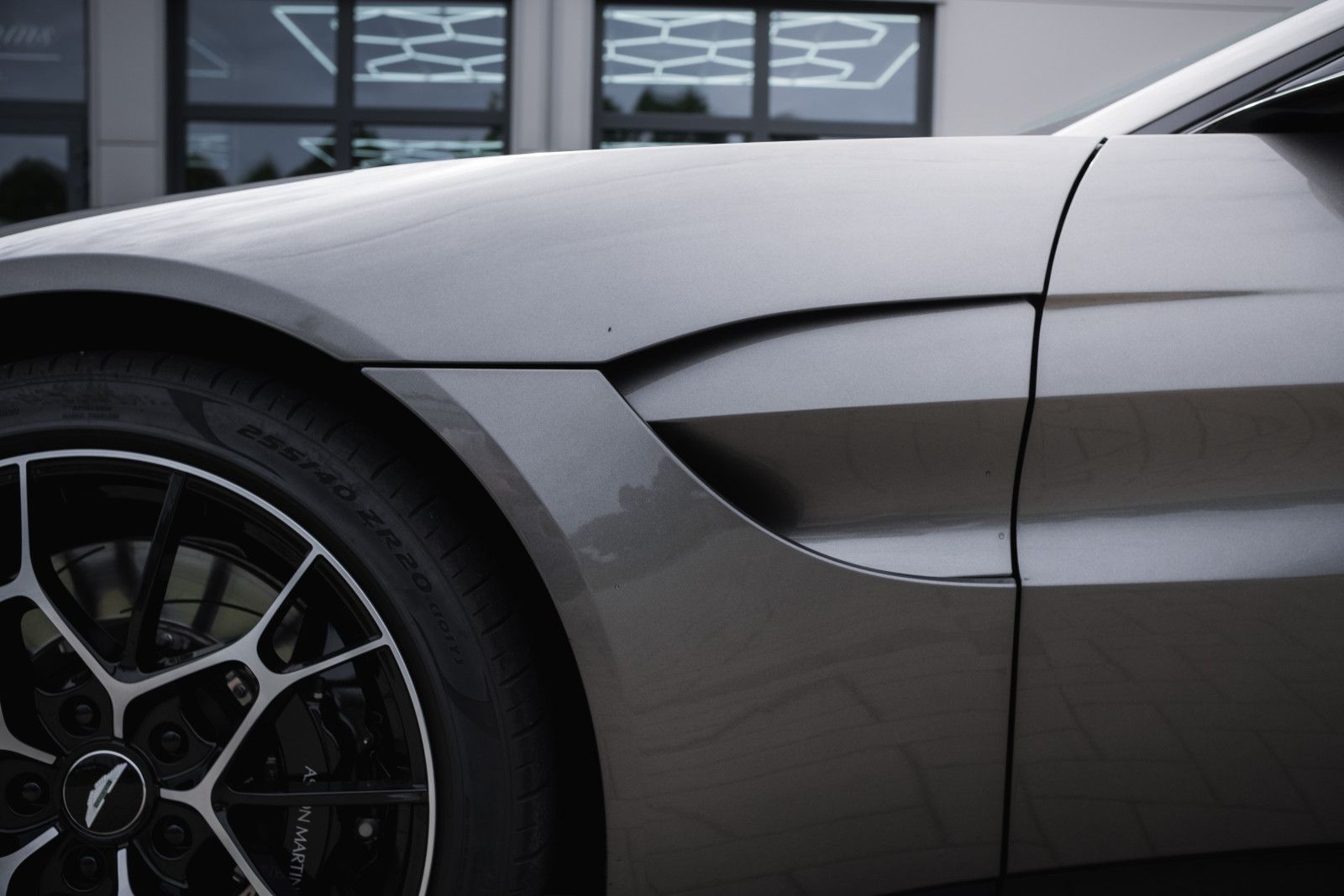 Fahrzeugabbildung Aston Martin V8 Vantage-Roadster-AM Spezialfarbe-Sport Plus.