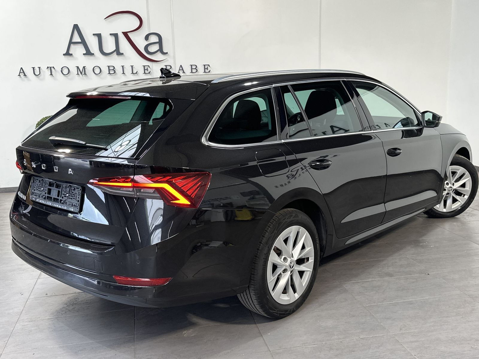 Fahrzeugabbildung SKODA Octavia Combi First Edition NAV+LED+PANO+LHZG+VC