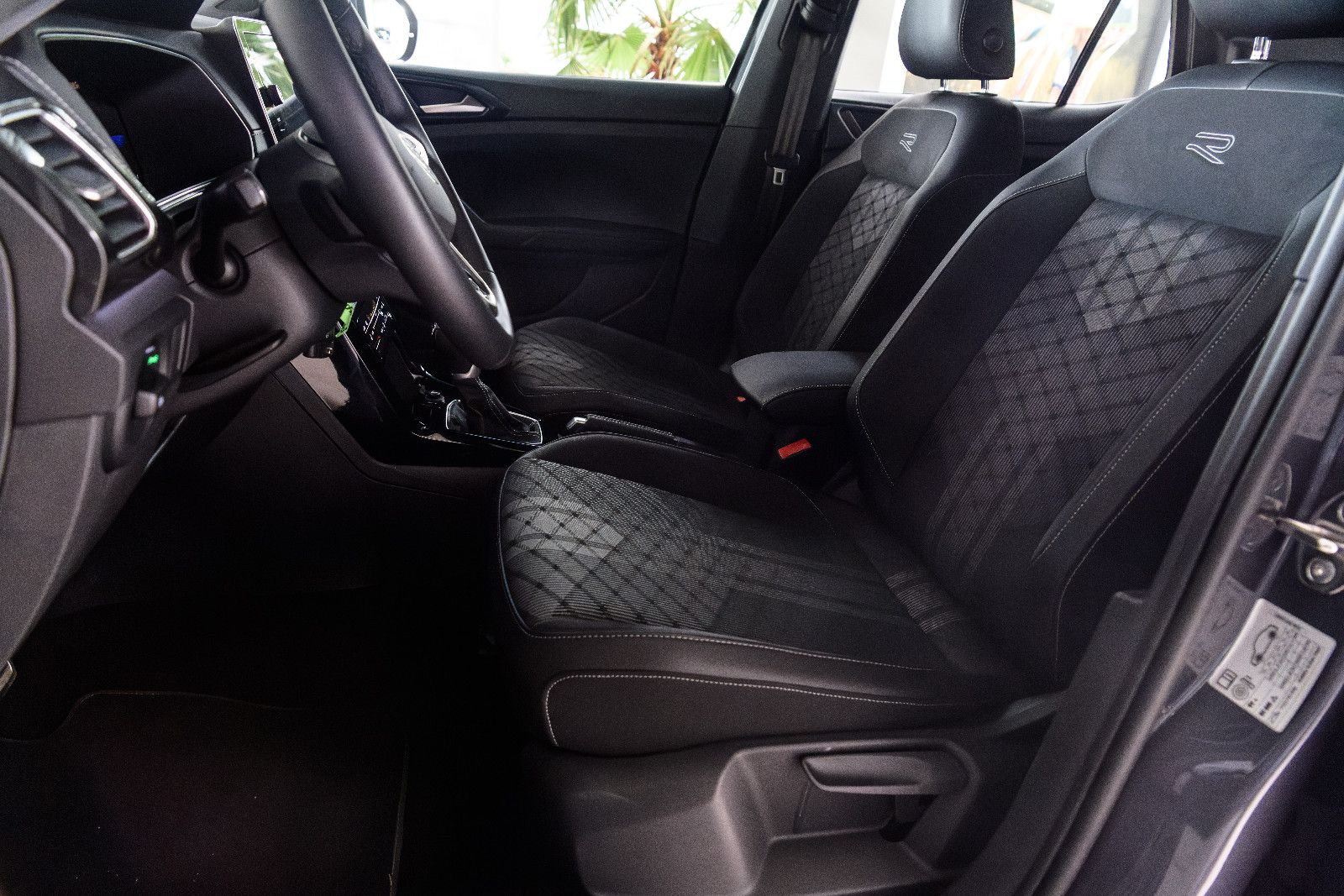 Fahrzeugabbildung Volkswagen T-Cross R-Line 1.5 TSI DSG IQ-LED+AHK+NAV+ACC