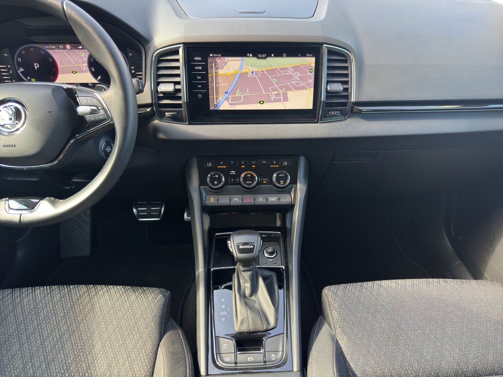 Fahrzeugabbildung SKODA Karoq 1.5 TSI DSG Style/KAMERA/VIRTUAL/ACC/STHZG