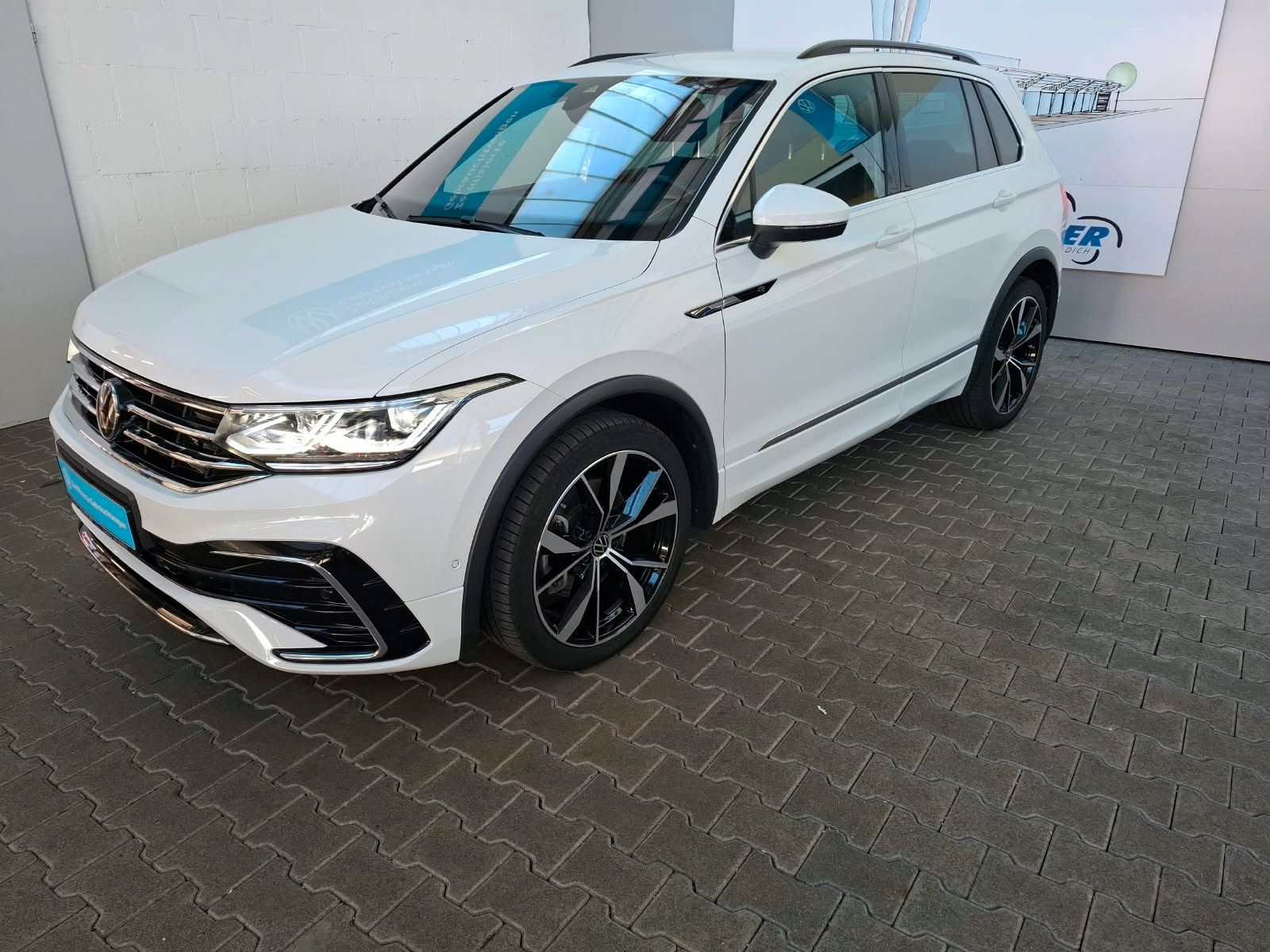 Fahrzeugabbildung Volkswagen Tiguan R-Line 2,0 TSI DSG 4Motion + IQ.Light LED