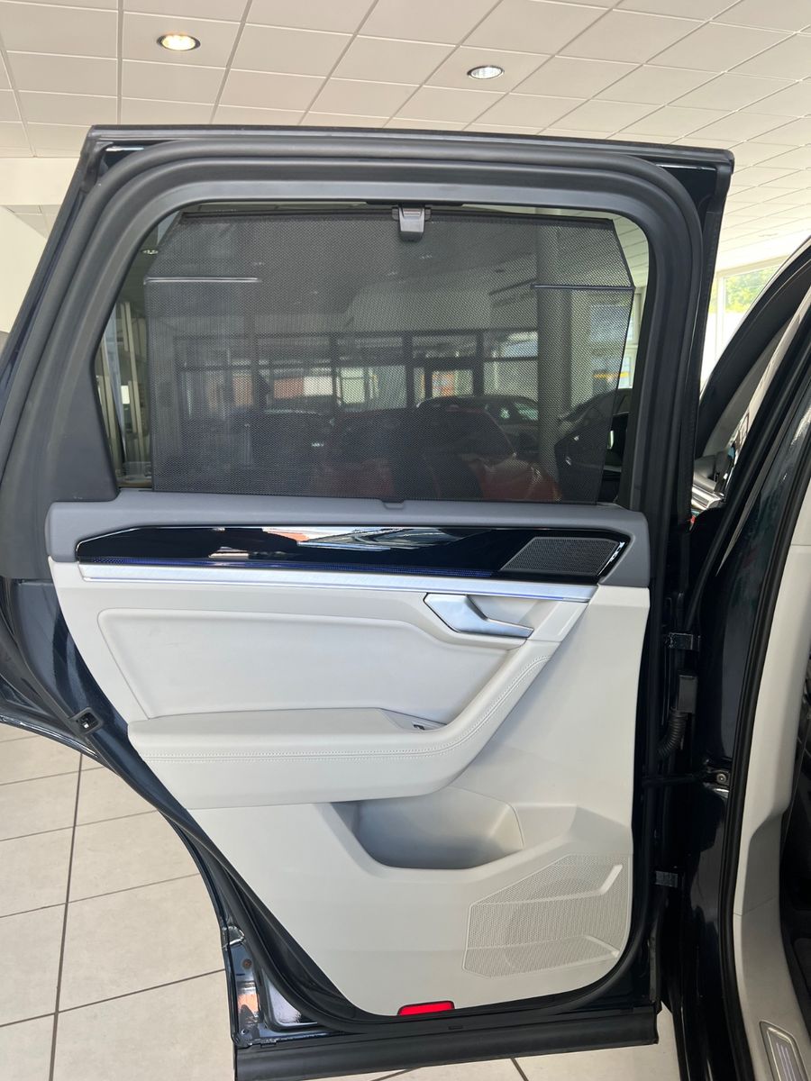 Fahrzeugabbildung Volkswagen Touareg 4.0 V8 Elegance 4Motion R line