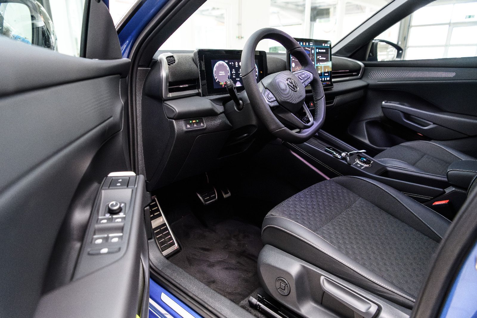 Fahrzeugabbildung Volkswagen T-Roc  1.5l TSI  DSG R-Line Black Style