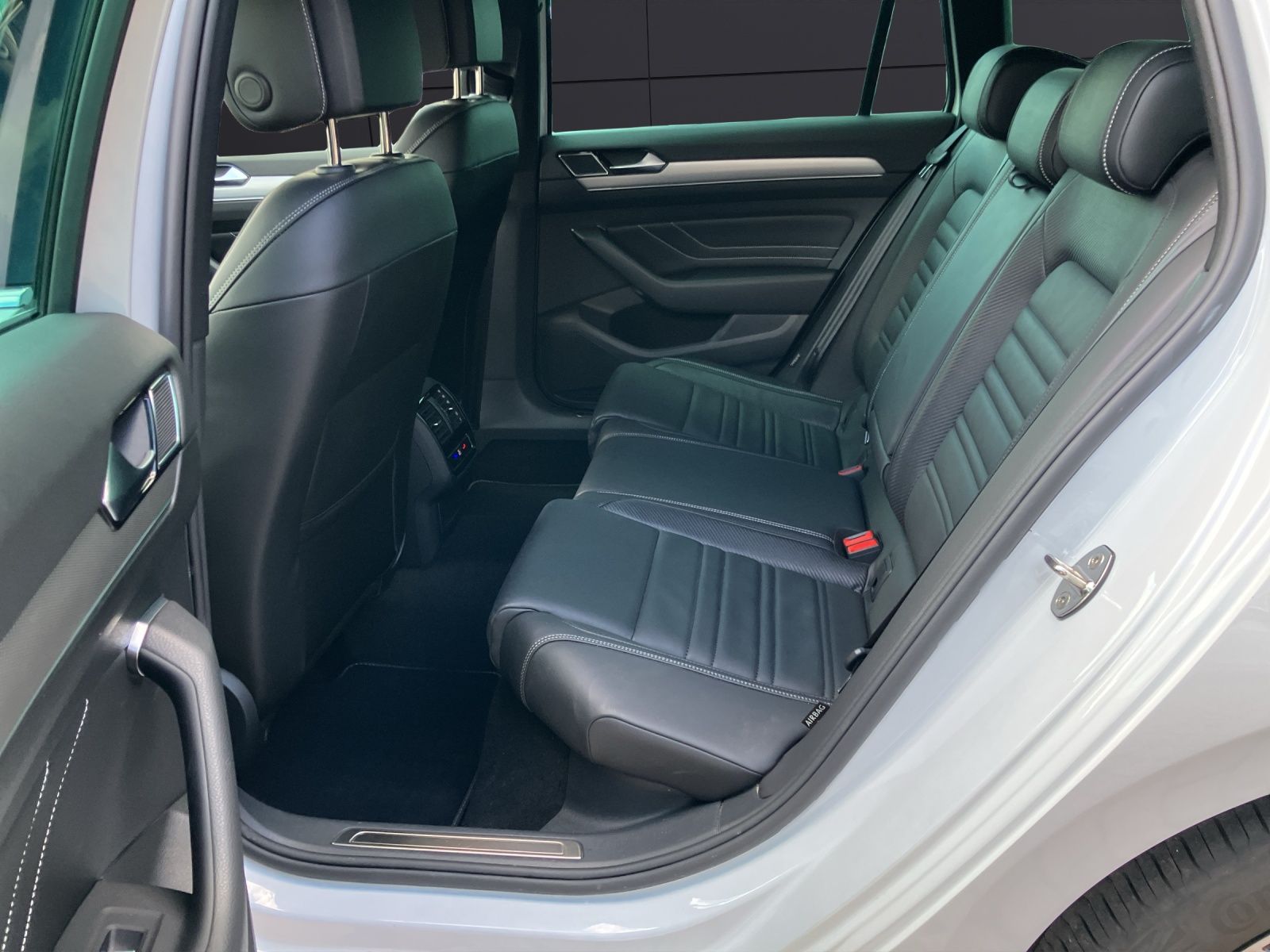 Fahrzeugabbildung Volkswagen Passat Variant R-Line TSI DSG LED ACC NAVI RFK S