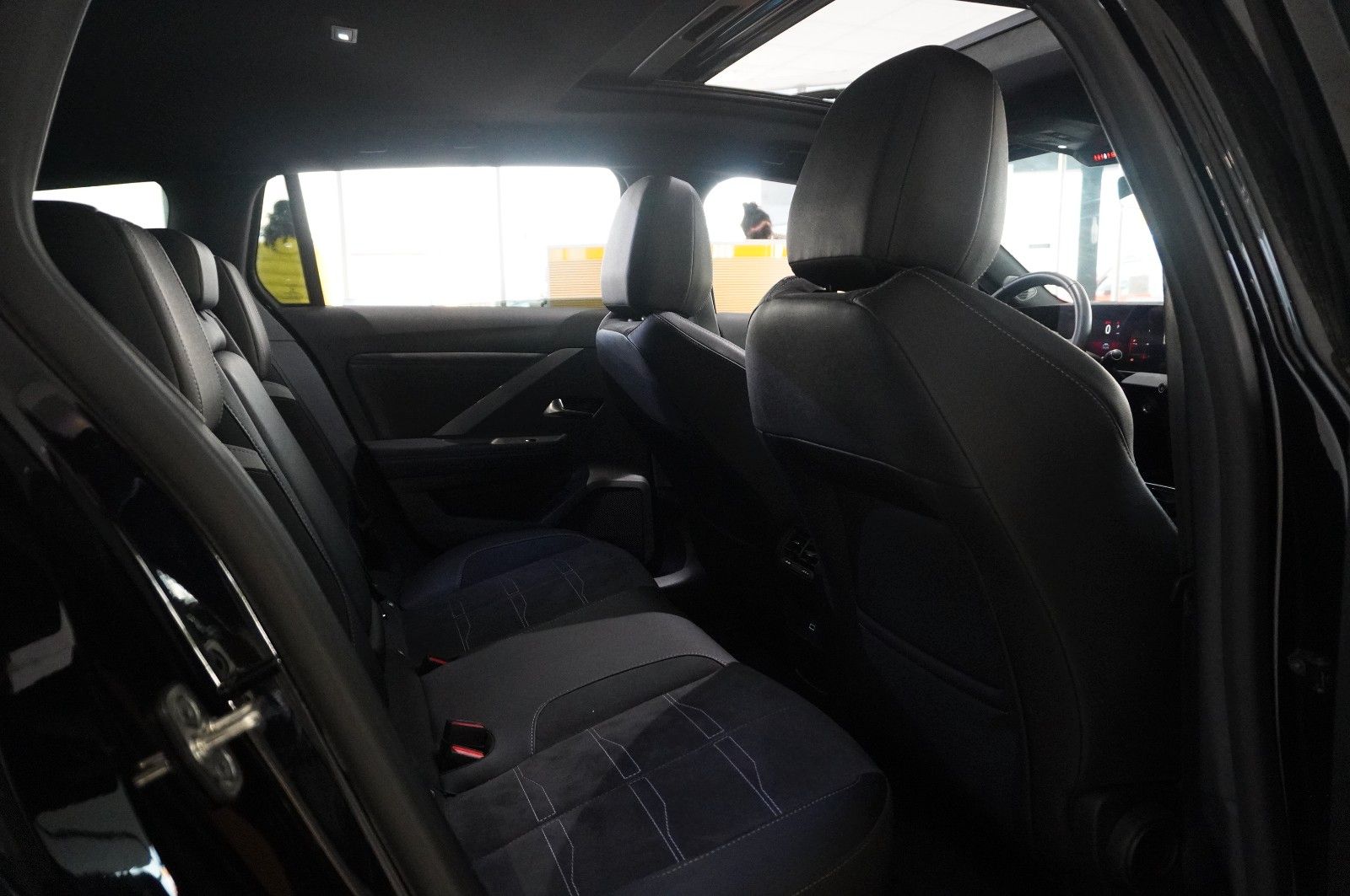 Fahrzeugabbildung Opel Astra L ST 1.2T ULTIMATE NAVI/LED/360°/VIRT/DAB+