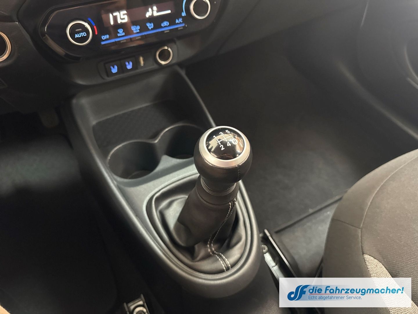 Fahrzeugabbildung Toyota Aygo X Play Apple CarPlay Android Auto Mehrzonen