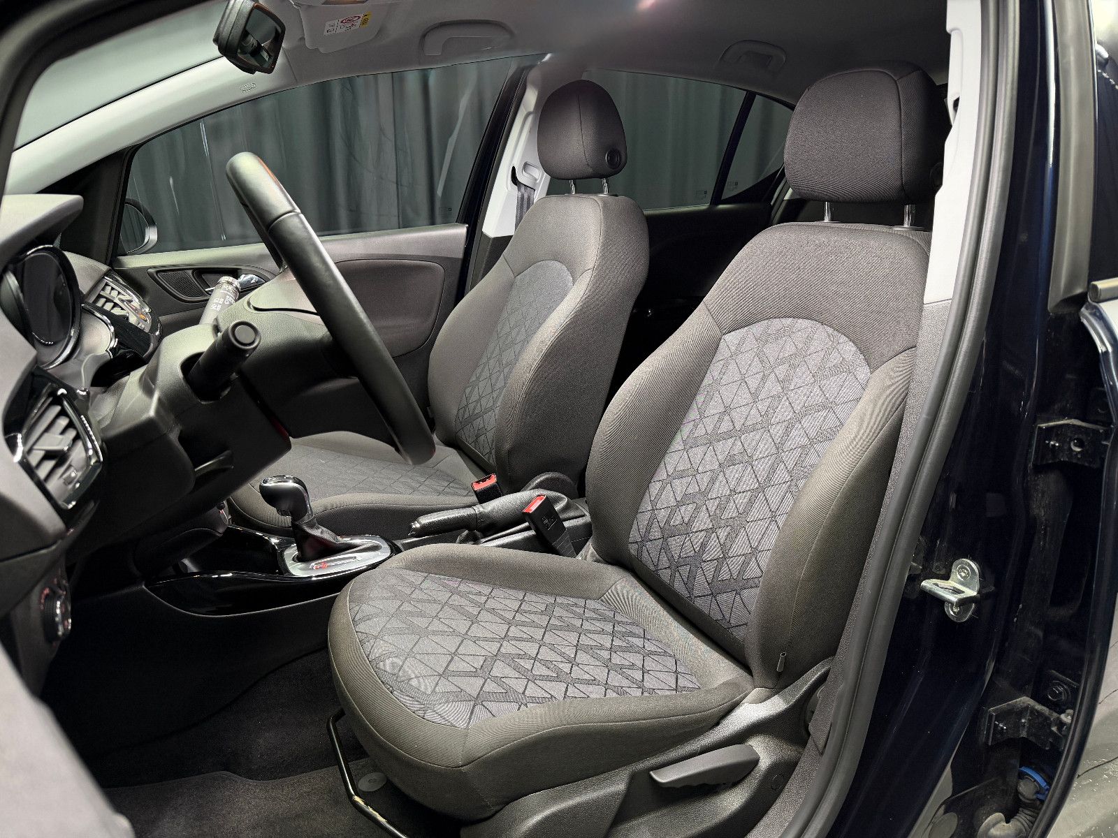 Fahrzeugabbildung Opel Corsa E|Automatik|RF-Kamera|Heizung|Bluetooth