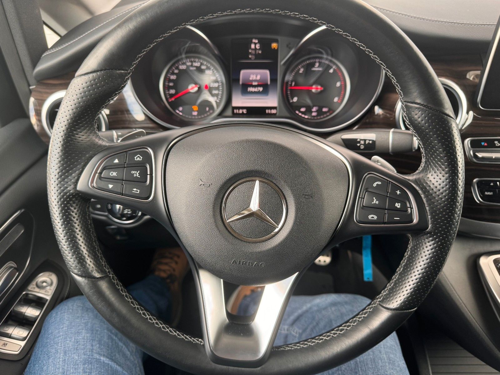 Fahrzeugabbildung Mercedes-Benz V 250 d 4MATIC AVA ED Tisch AHK2,5to DISTRONIC