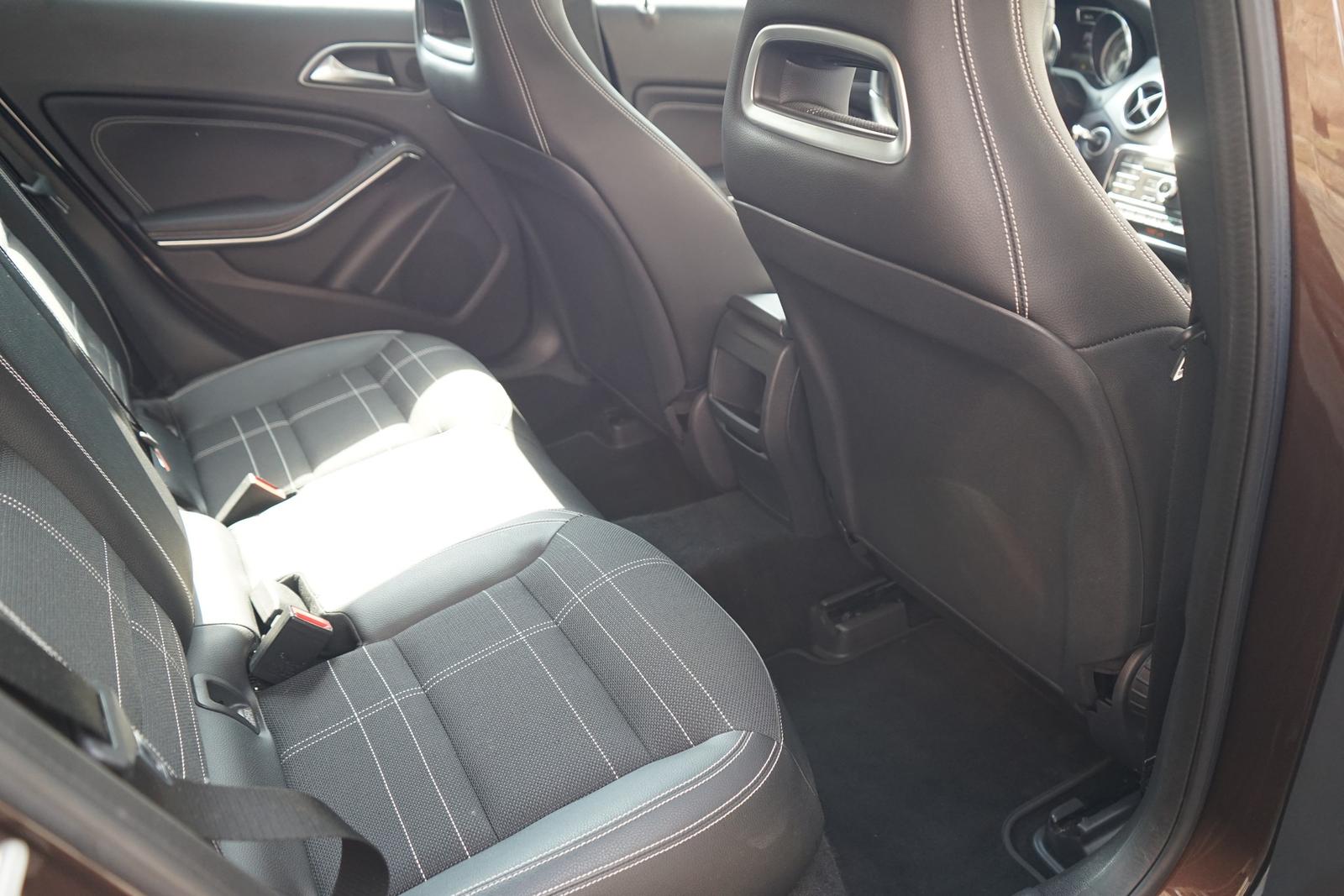 Mercedes-Benz GLA 200 Standard Bi-Xenon Sitzheizung Kamera PDC