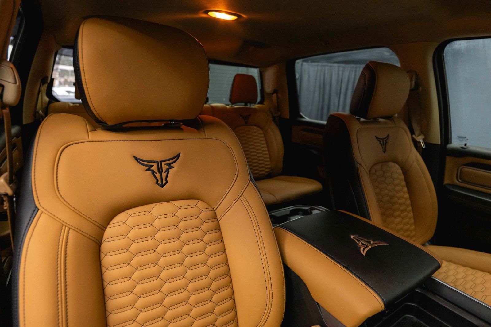 Fahrzeugabbildung Dodge RAM 5.7 V8 HEMI 4x4 OFFROAD LONGBED Night-Paket