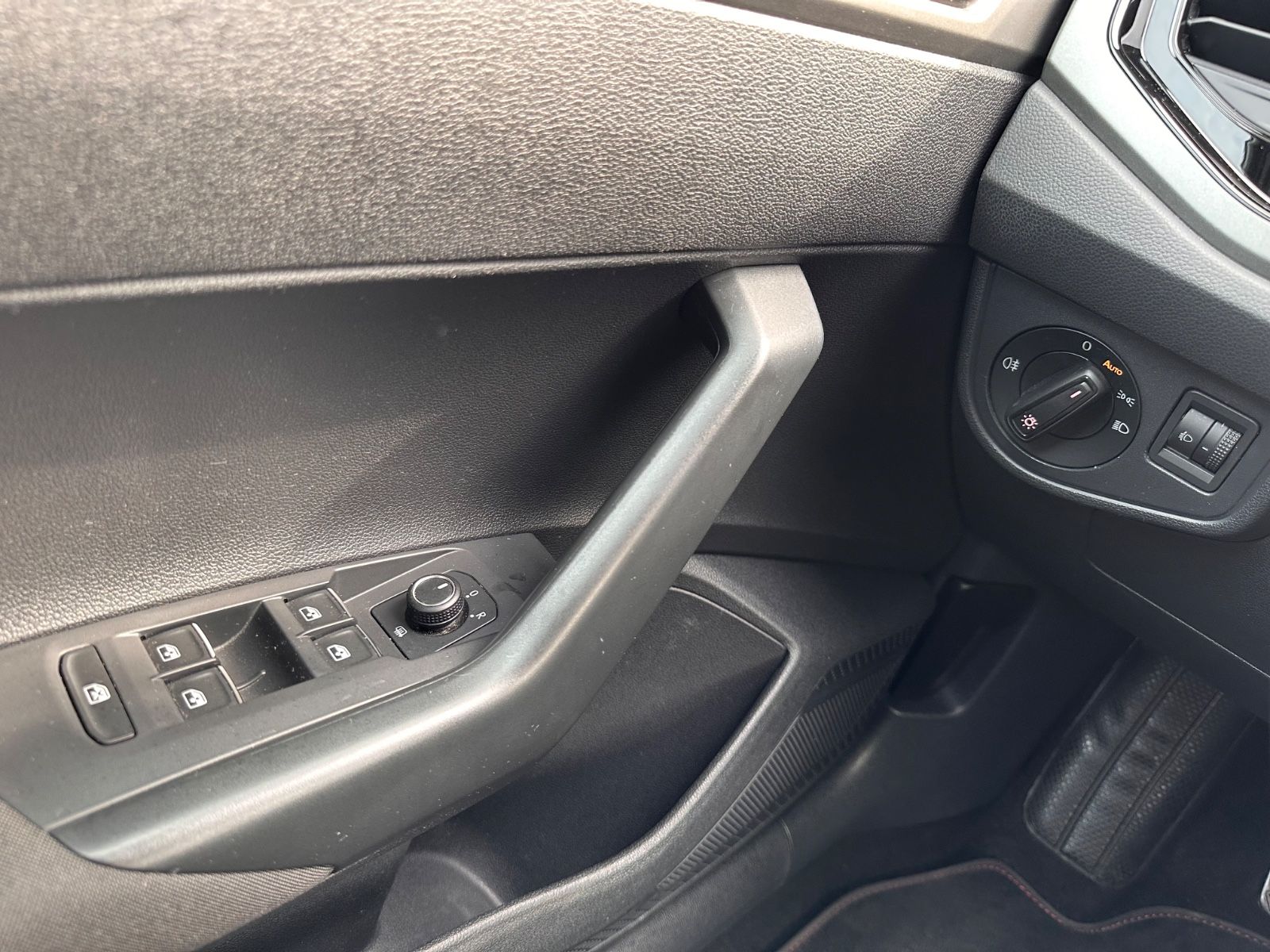 Fahrzeugabbildung Volkswagen Polo 1.0 TSI Comfortline APP/SHZG/GJR/PDC