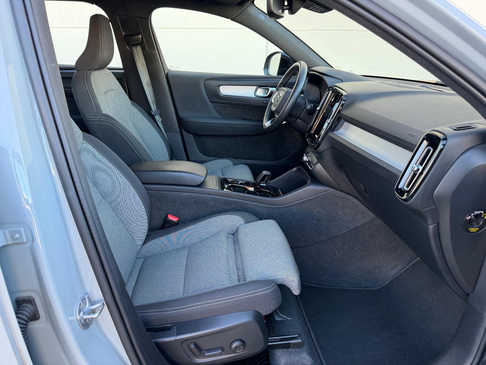 Volvo XC40 B3 Plus Dark Aut.  NAVI+LED+SHZ+CAM+AHK+h/k