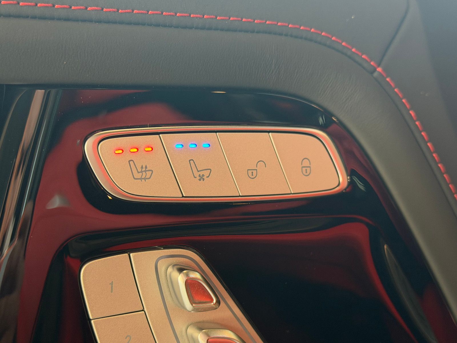 Fahrzeugabbildung Mercedes-Benz G 63 AMG/ A22/ FOND-TV/CARBON/RED/SUPERIOR/UNI