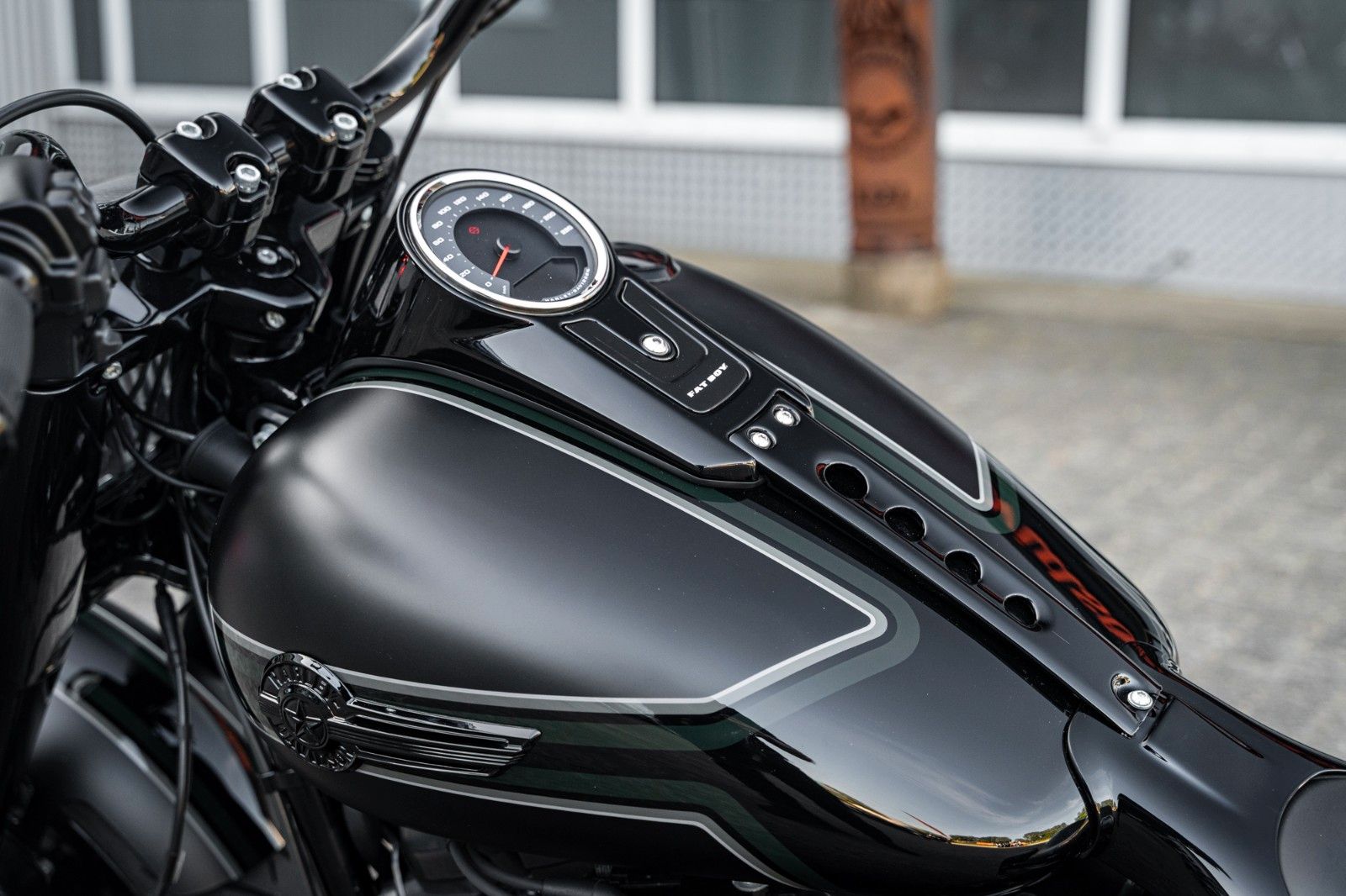 Fahrzeugabbildung Harley-Davidson DARK FAT BOY FLFBS 114 MY23 -JEKILL&HYDE-