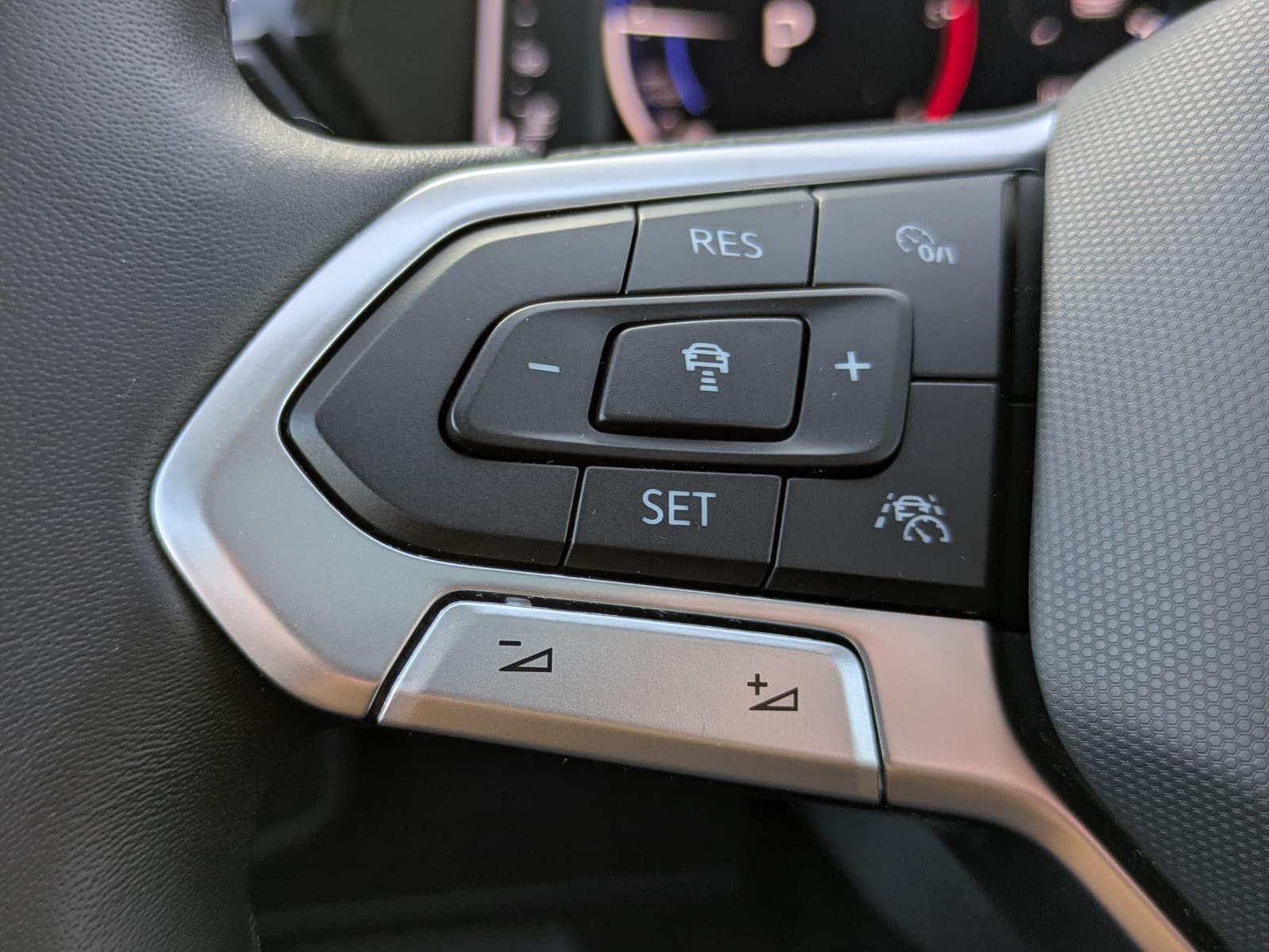 Fahrzeugabbildung Volkswagen Touran 2.0 DSG R-Line High. Pano 7-Si IQ.Dri AHK